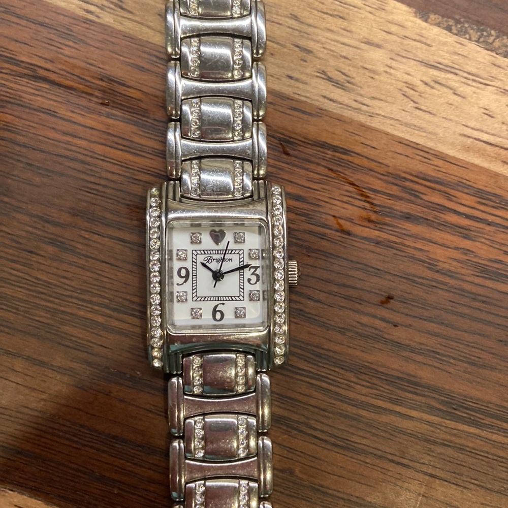 Works but needs a battery. Very comfortable watch.